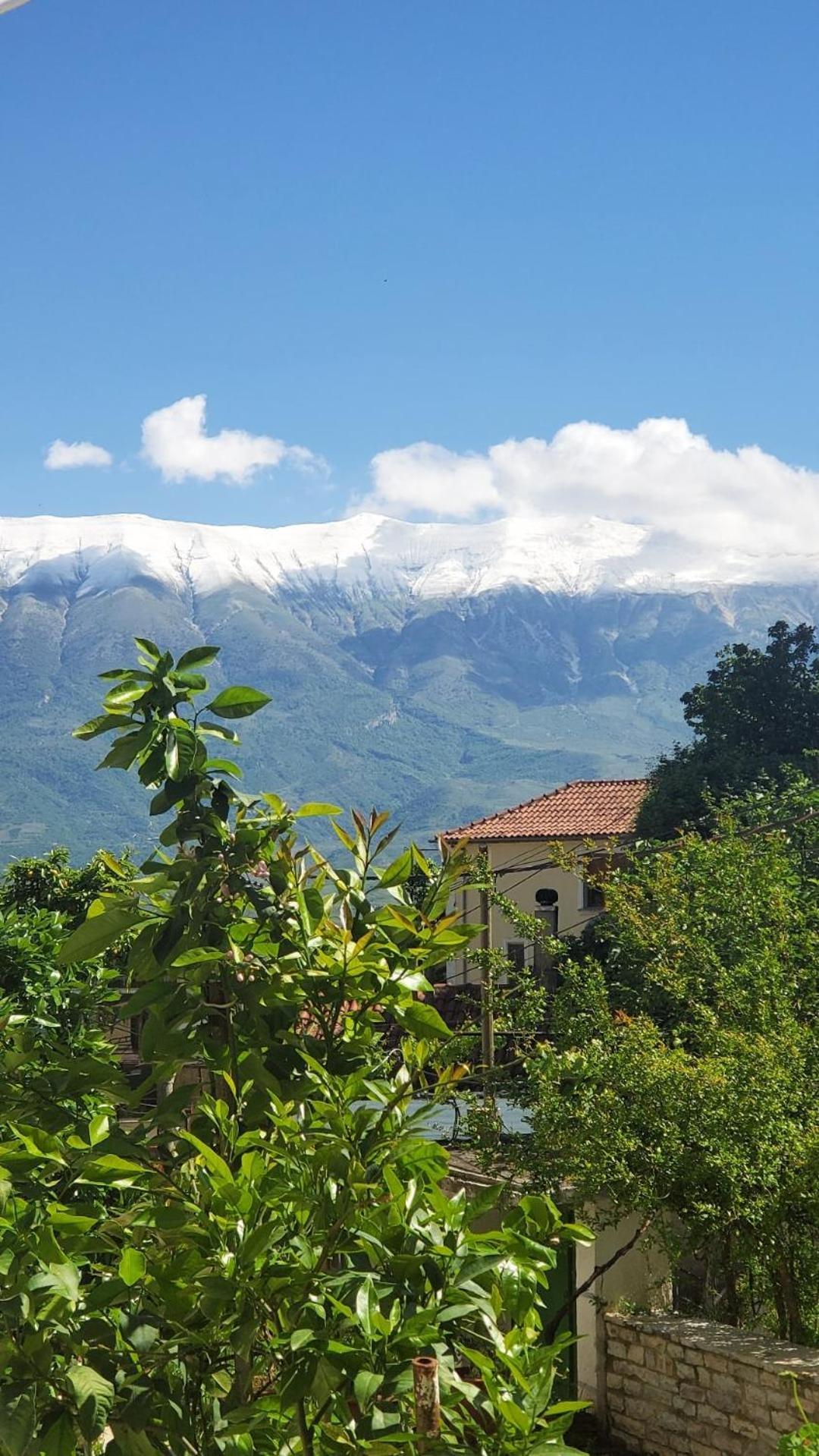 Latifi Guesthouse Gjirokastër Esterno foto
